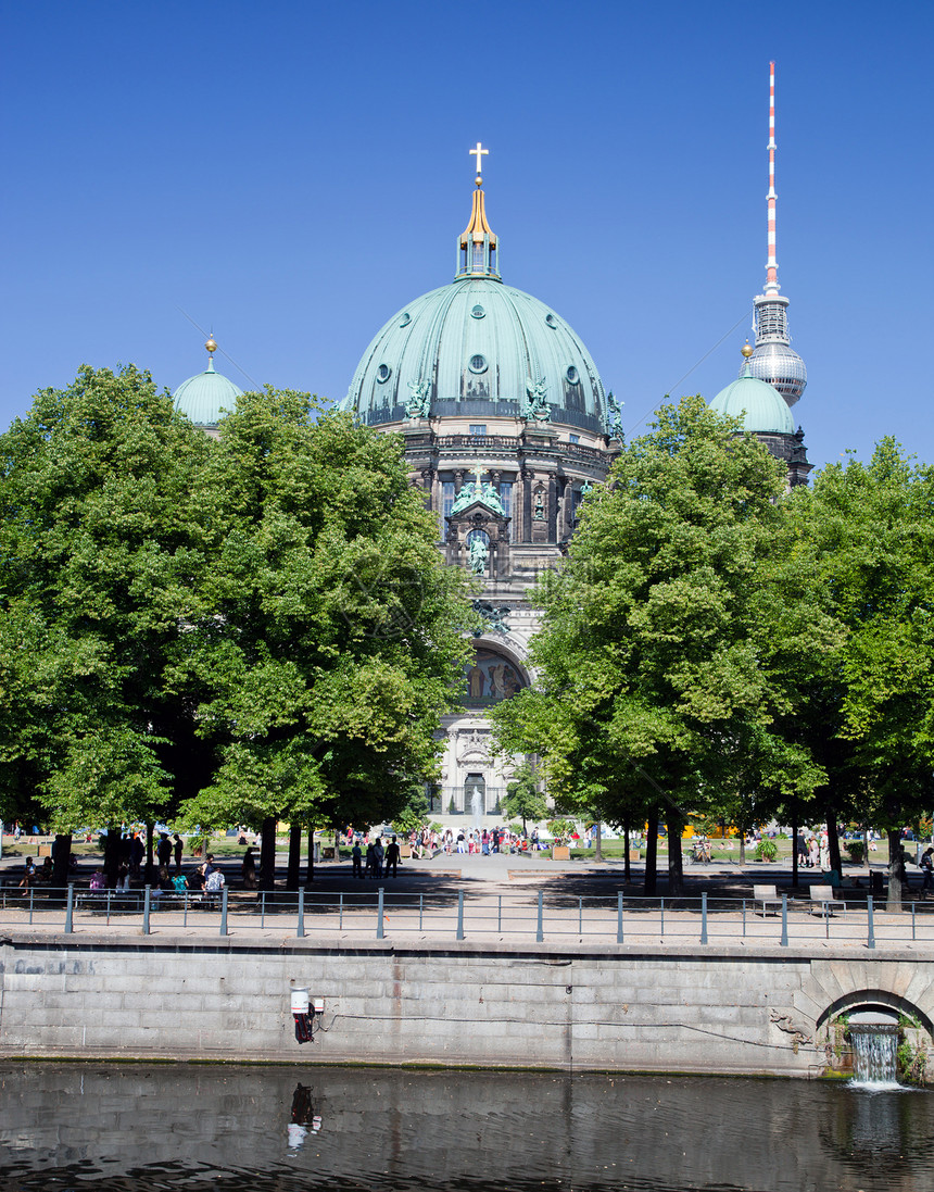 柏林Catherdral和电视塔 德国柏林大教堂雕像首都新教圆顶国家建筑宗教教会蓝色图片