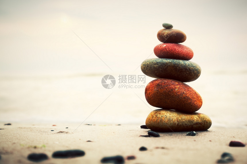 沙子上的石金字塔 象征着zen 和谐 平衡海洋假期石头精神花园旅行海景生活鹅卵石蓝色图片