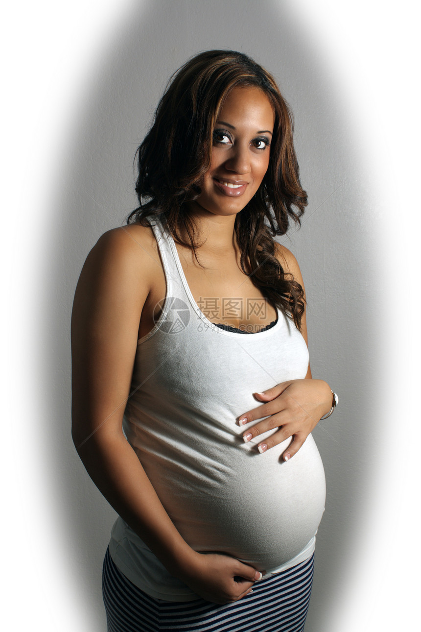 美丽的多种族妇女 怀孕8个月(1)图片