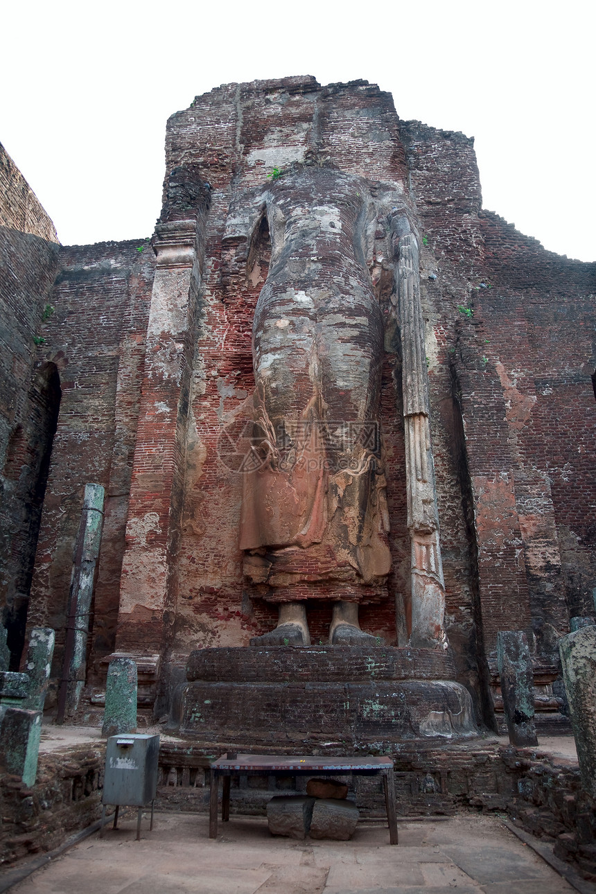 波隆纳鲁八米高的 被毁坏的常立佛像图片