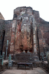 波隆纳鲁八米高的 被毁坏的常立佛像高清图片