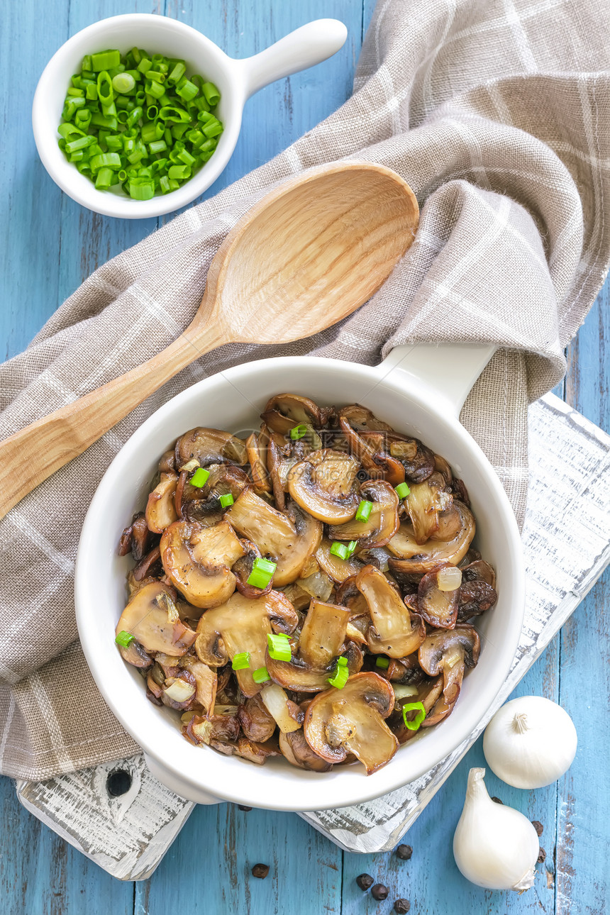 蘑菇烹饪桌子食物菌类油炸蔬菜饮食木头营养盘子图片
