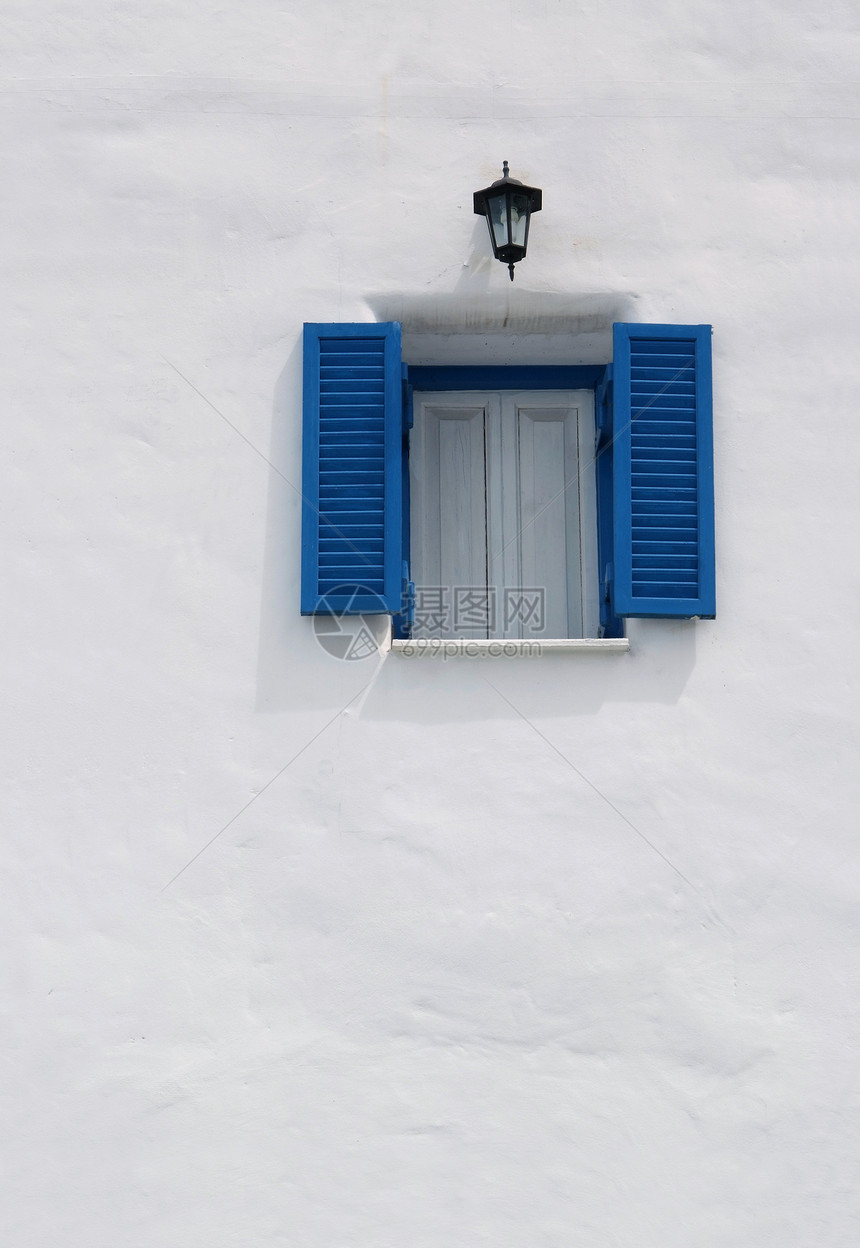 白墙上的蓝色窗口建筑房间房子场景家具村庄公寓艺术装饰品框架图片