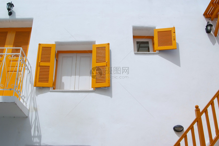 白墙上的黄色窗口框架风景窗户家具村庄公寓构造建筑建筑学装饰品图片