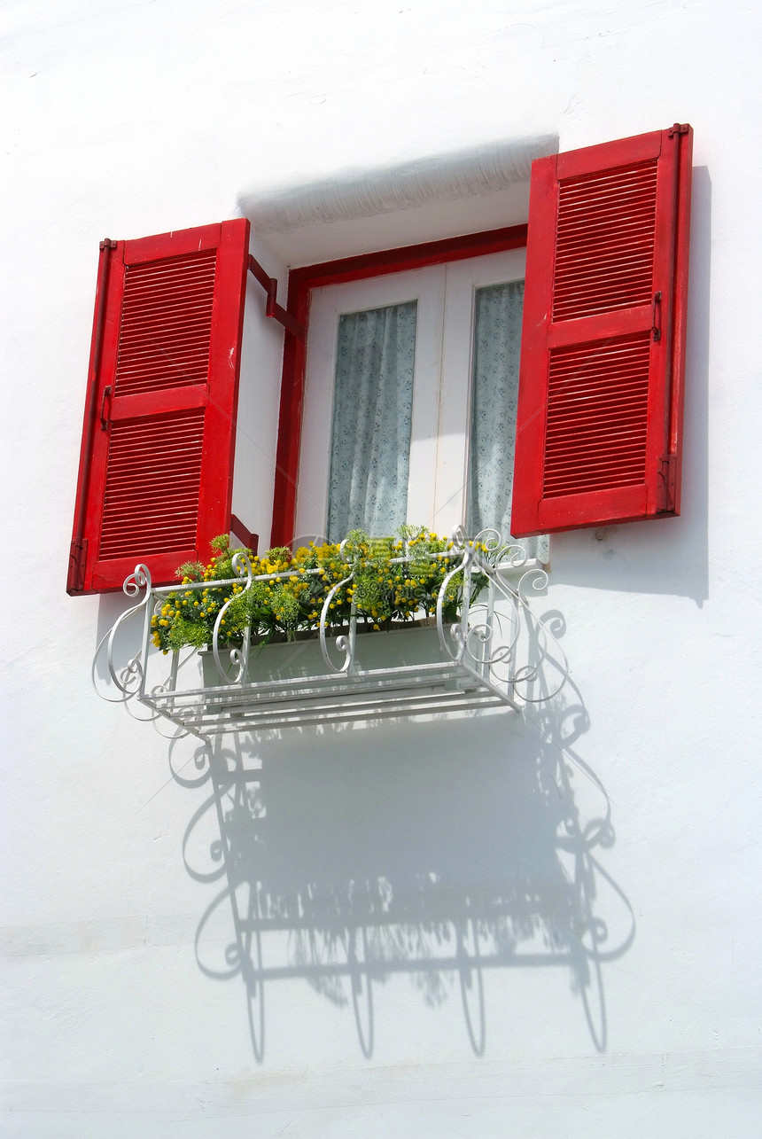 白色墙上的红色窗口家具窗户粉饰公寓框架构造房子建筑学装饰品建筑图片