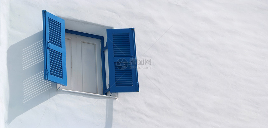 白墙上的蓝色窗口构造家具场景房间风景村庄艺术建筑学建筑装饰品图片