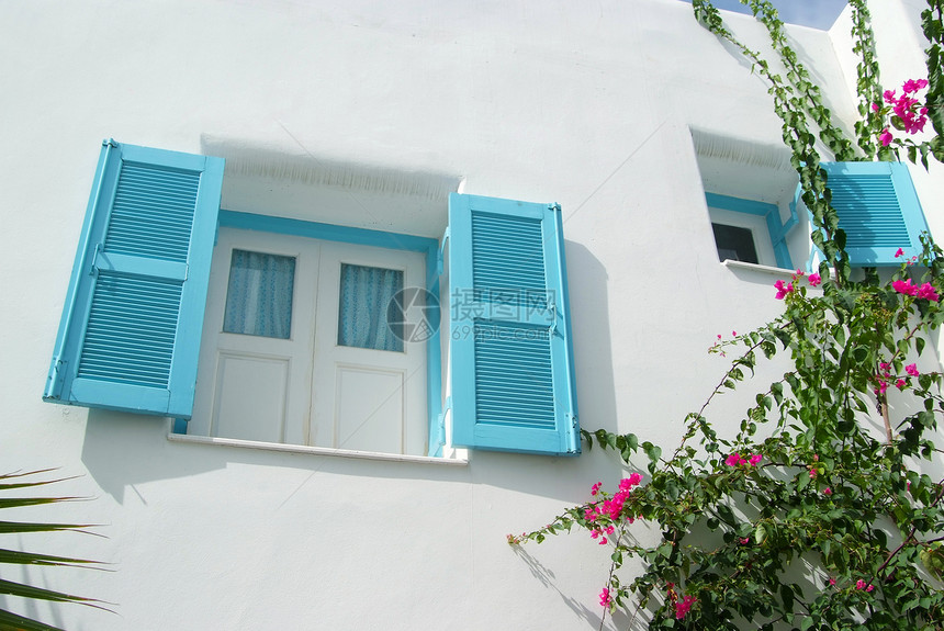 白墙上的蓝色窗口建筑粉饰村庄框架建筑学风景装饰品场景艺术公寓图片