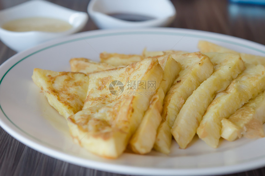 法式吐司加甜酱汁黄油黄色美食盘子烹饪早餐棕色营养食物油炸图片