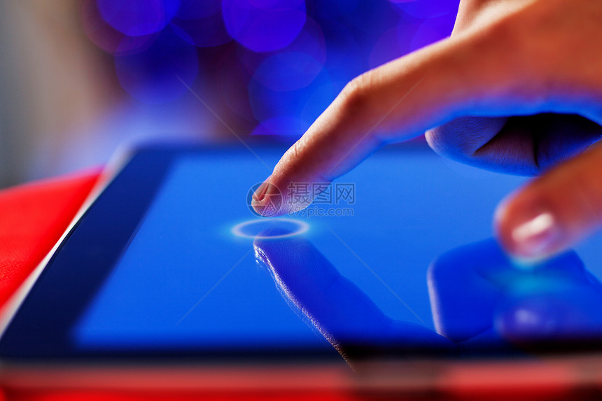 手指触摸屏幕创新笔记本药片按钮男人手势平板互联网娱乐电脑图片