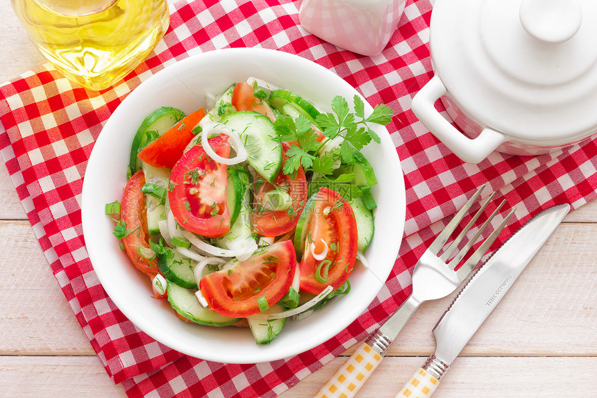 沙拉加西红柿和黄瓜桌子乡村洋葱服务木头盘子小吃食品午餐韭葱图片