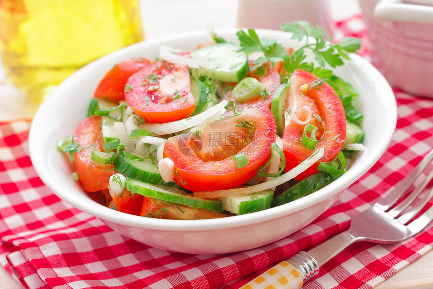 沙拉加西红柿和黄瓜食品食物桌子木头乡村盘子厨房洋葱饮食小吃图片