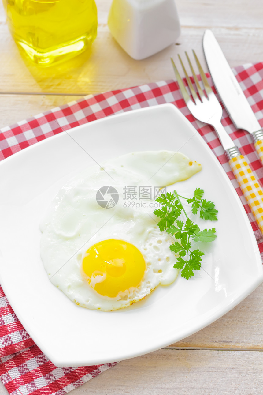 煎蛋健康午餐厨房烹饪早餐服务餐厅香菜盘子木头图片