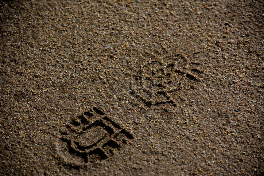 鞋印脚步烙印海滨海滩脚印图片