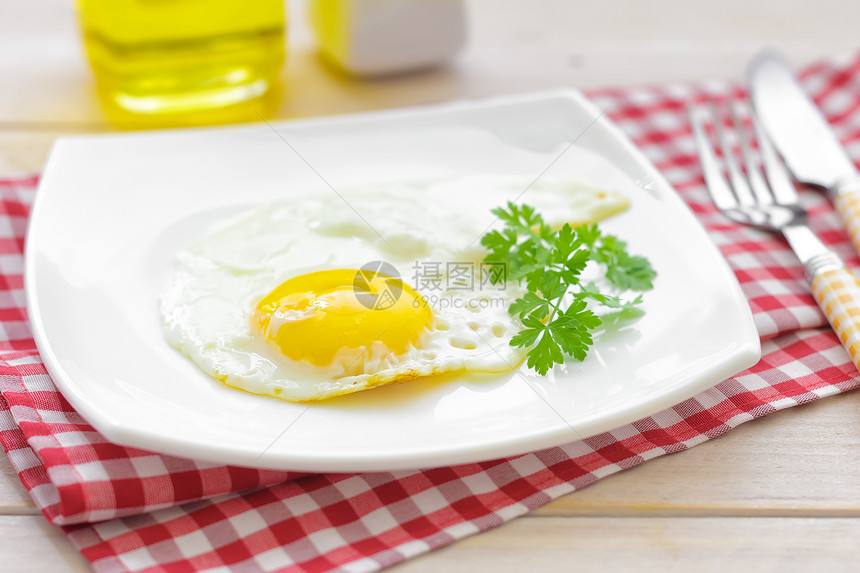 煎蛋厨房桌子午餐服务餐厅健康盘子饮食蛋黄油炸图片