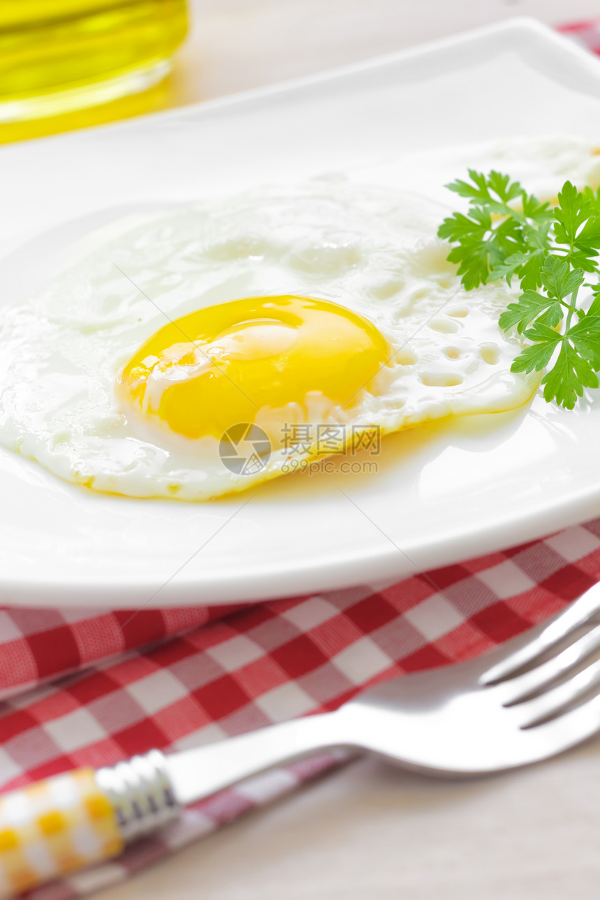 煎蛋营养木头盘子油炸桌子美食蛋黄厨房餐厅香菜图片