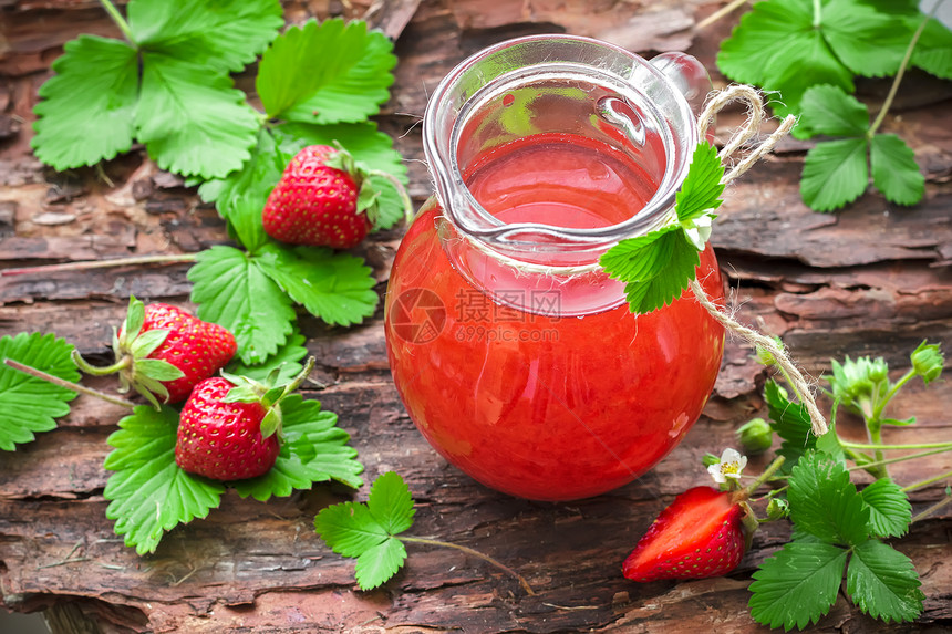 草莓汁水果桌子液体水壶美食饮食饮料营养浆果叶子图片