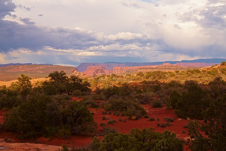 日落时的红沙漠岩石干旱侵蚀背包天空编队公园土壤风暴风景图片