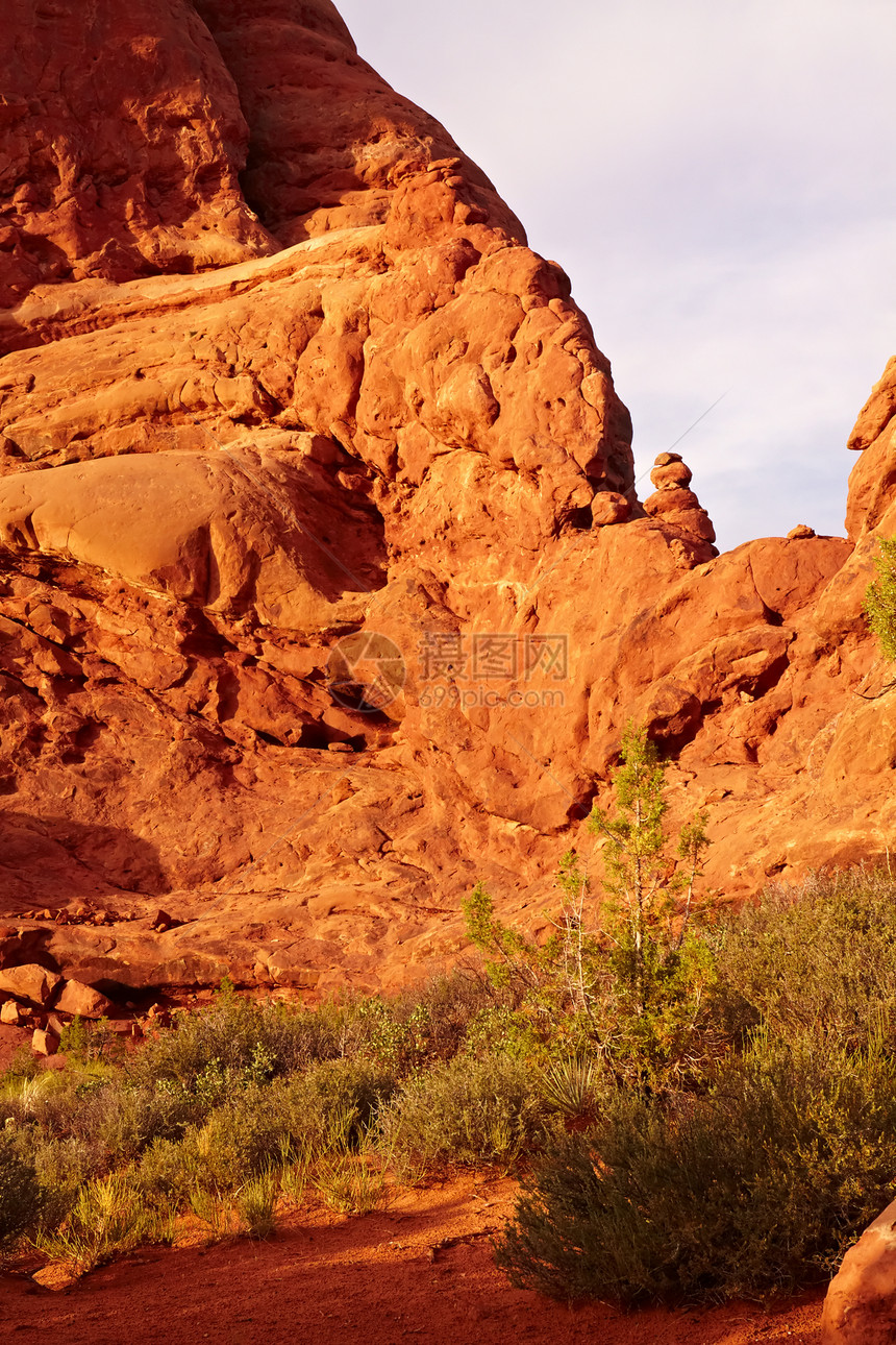 日落时的红沙漠土壤天空干旱远足沙漠侵蚀砂岩太阳编队风景图片