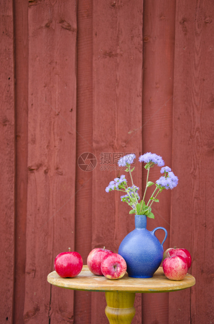夏季苹果和蓝色花花花花瓶图片