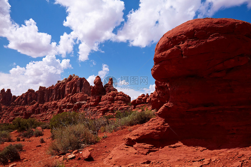 红沙漠山脉风景侵蚀远足太阳沙漠砂岩橙子干旱天空图片