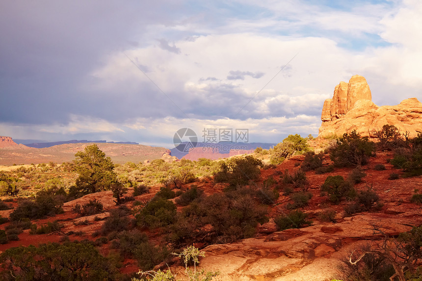 日落时的红沙漠砂岩远足山脉侵蚀公园编队背包国家荒野干旱图片