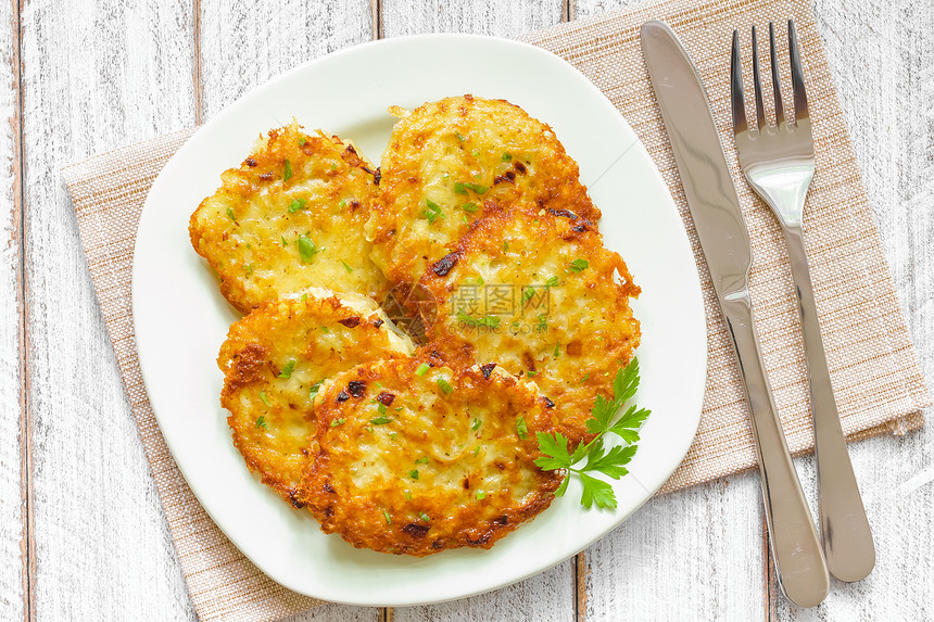 土豆煎饼油炸油条饼子美食盘子蔬菜桌子烹饪食物营养图片