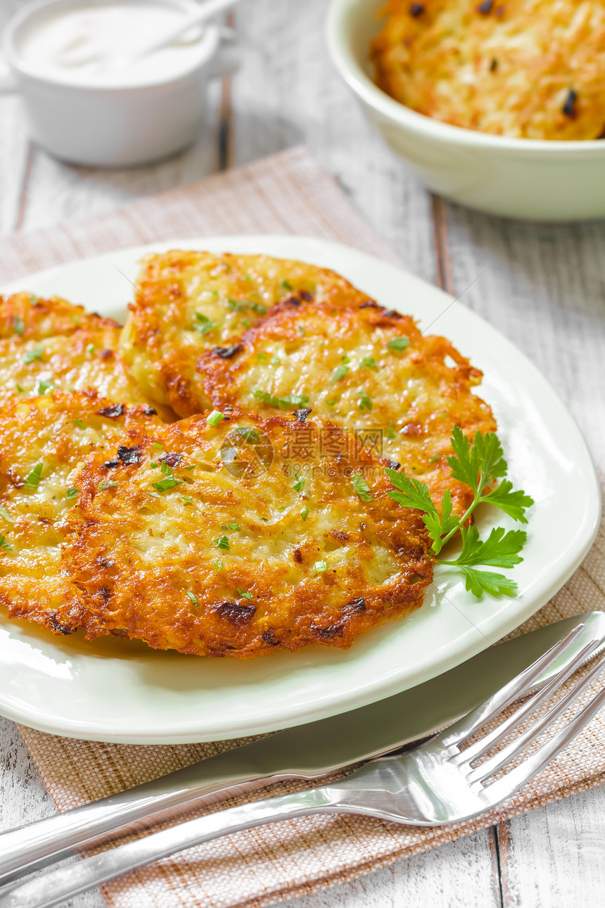 土豆煎饼营养油炸蔬菜烹饪桌子盘子午餐油条美食食物图片