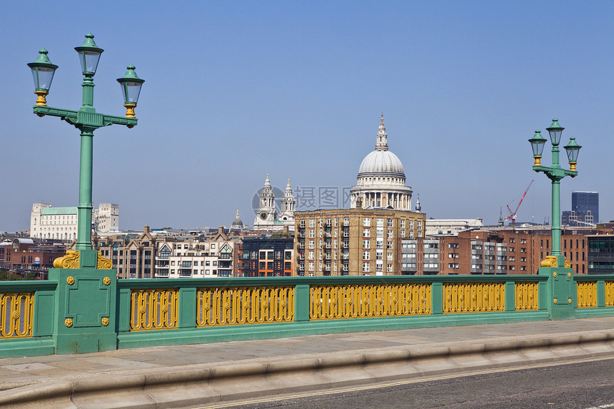 从伦敦的Southwark桥查看图片