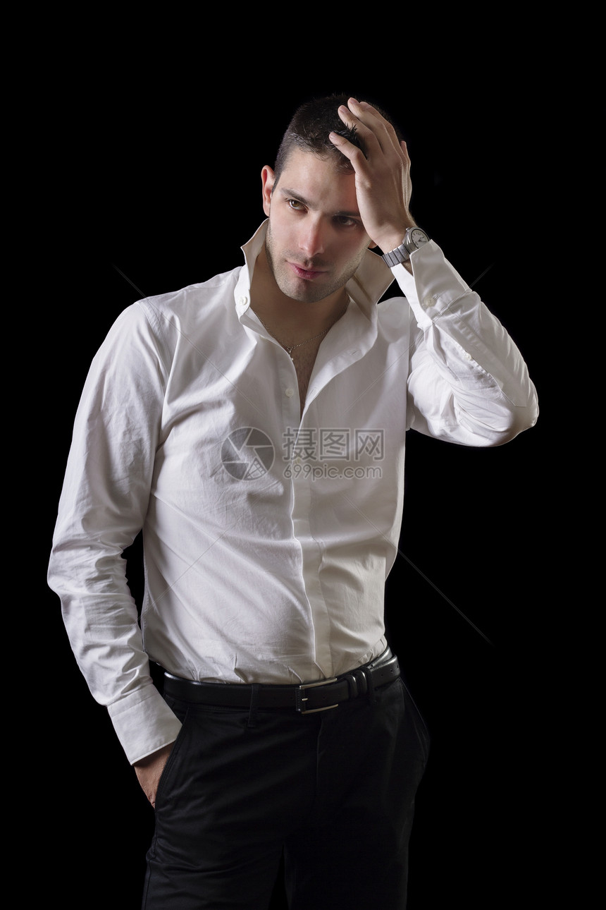 年轻商务人士放松的姿势白色黑色男性身体衬衫图片