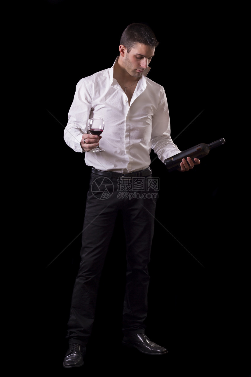 男人拿着红酒的红酒杯工作室饮料男性白色瓶子玻璃酒精红色商业成人图片