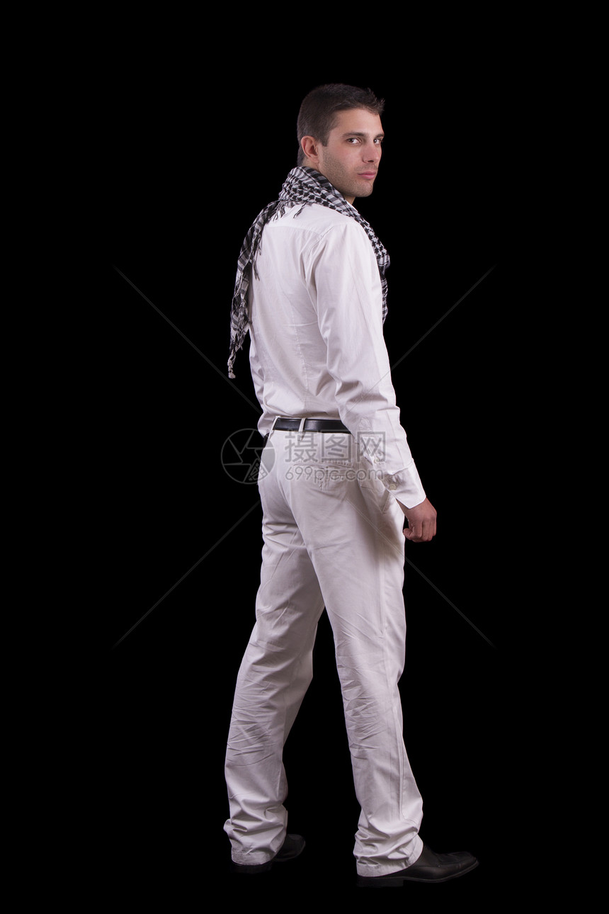 城市青年男子站立黑色衣服围巾男性姿势白色身体图片