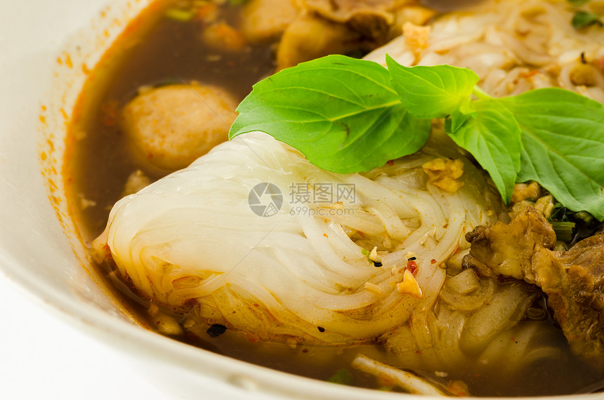 泰国面面健康食物蔬菜午餐辣椒传统面条餐厅牛肉美食图片