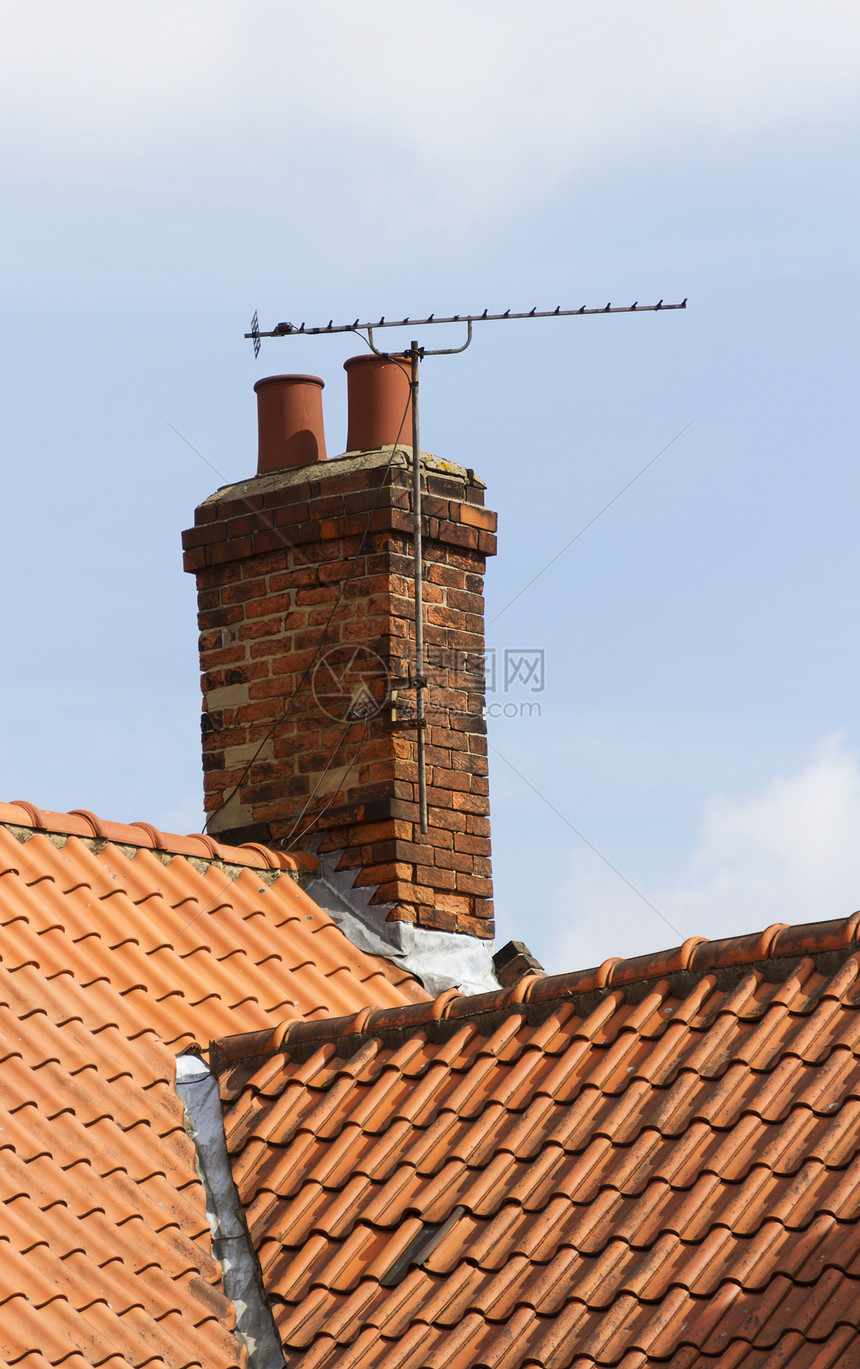 旧烟囱上的TV空中飞行房子天线瓷砖天空接待图片