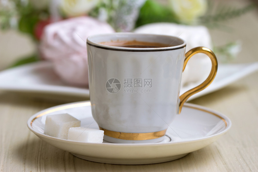 花朵的盘子上的叶绿素小吃奶油空气厨房杯子和风茶点桌子咖啡食物图片