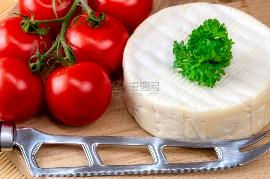 法国软奶酪木板产品食物白色圆形小吃熟食桌子红色黄色图片