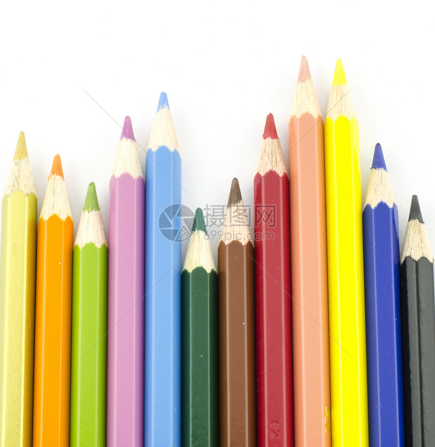 白背景上孤立的彩色铅笔蓝色绘画紫色橙子大学调色板团体办公室木头彩虹图片