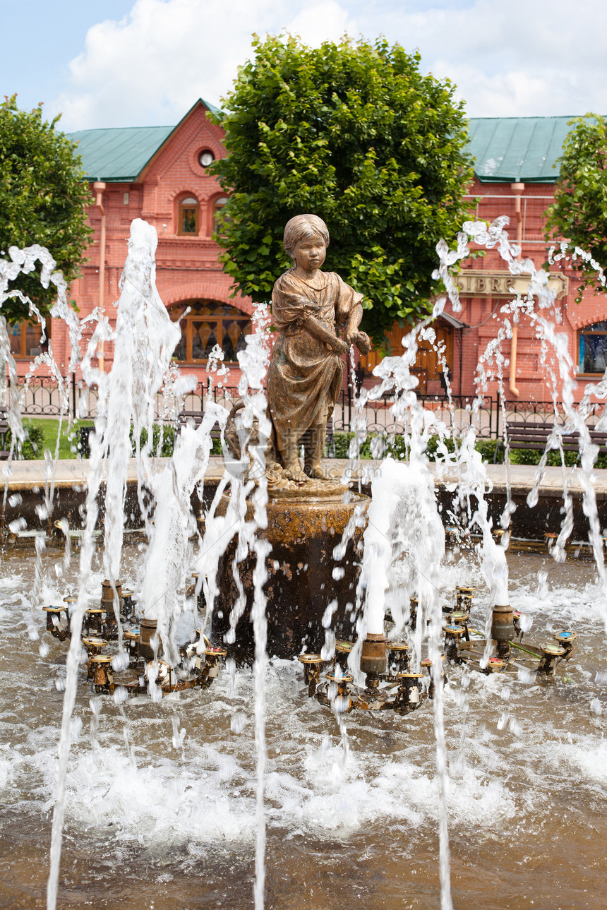 喷泉雕像娱乐金属休息绿色白色女孩红色公园天空裙子图片