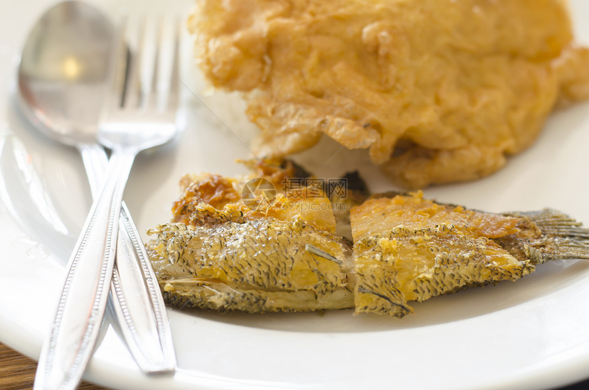 炒鱼和盘子煎蛋卷香料盘子鱼片英语海鲜营养油炸蔬菜沙拉小吃图片