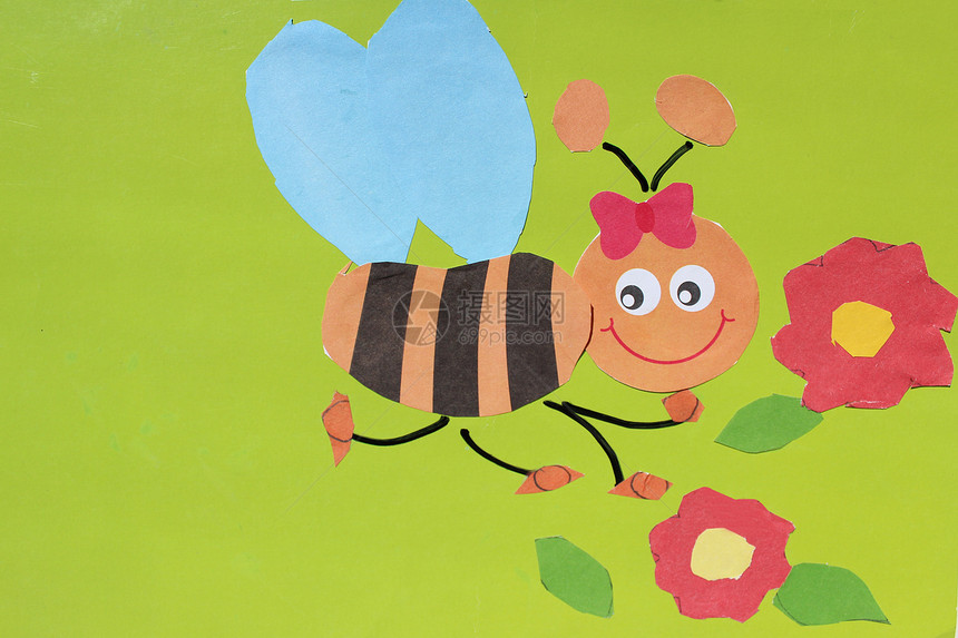 由儿童用纸手亲手制作的玩具蜜蜂图片