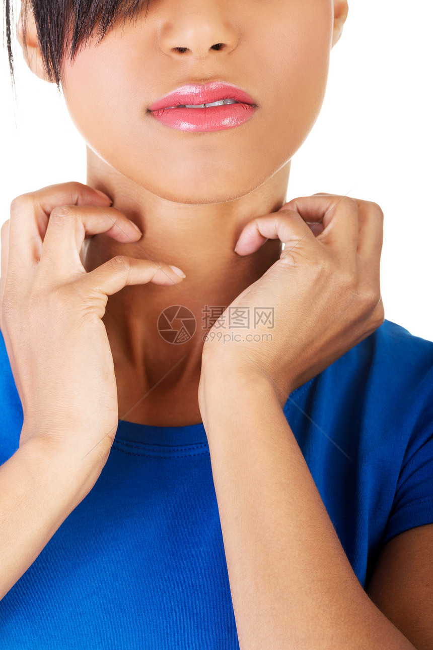 年轻美丽的女人在自摸自己成人划痕治疗伤害手臂痛苦疼痛挫折皮疹疾病图片