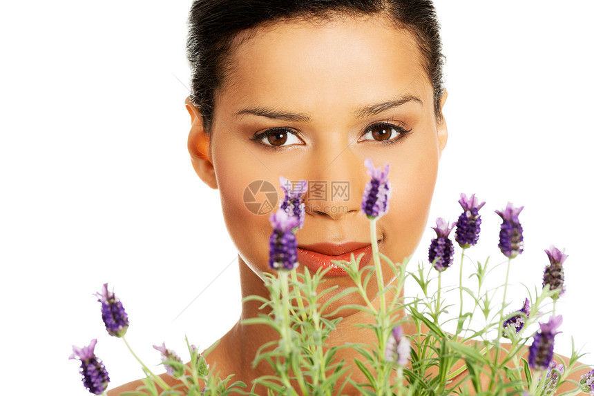 美丽的女孩闻着紫衣花的香味女性化妆品成人香气植物中心治疗薰衣草疗法女士图片