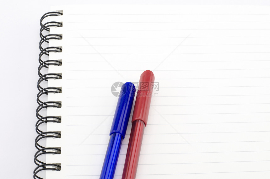 蓝色和红色笔 用笔记本在白色上隔离笔记魔法绘画铅笔学校螺旋毛毡商业工艺团体图片