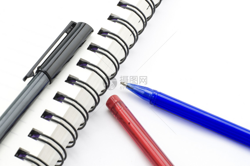 红色和蓝色的黑红和蓝笔 笔记本用白纸隔离记事本补给品钢笔团体铅笔工艺艺术工具商业绘画图片