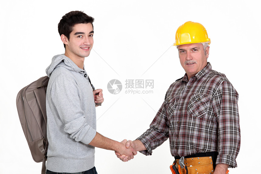 建筑工人与一名大学生握手的握手图片