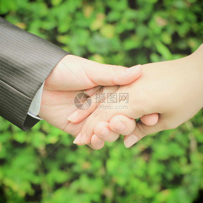 已婚夫妇在结婚当天手握手图片