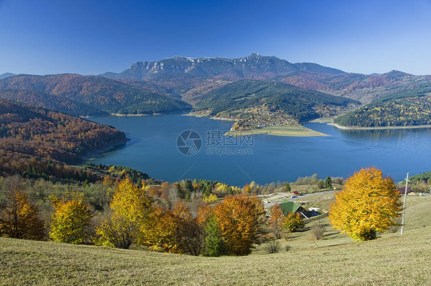 秋天的山丘和湖泊图片
