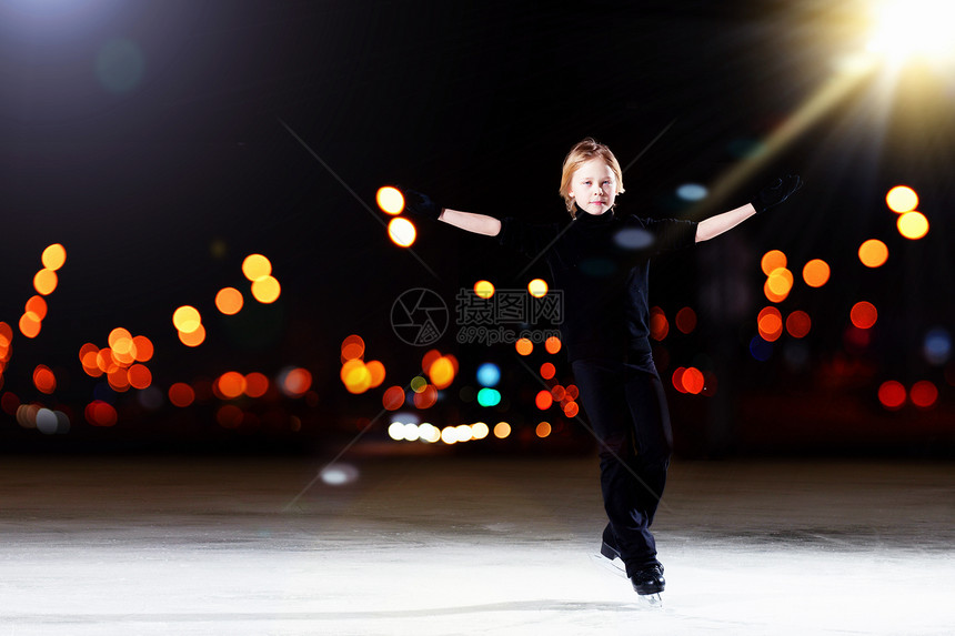 年轻男孩的滑冰运动员纺纱锦标赛竞争游戏速度选手身体活动竞赛图片