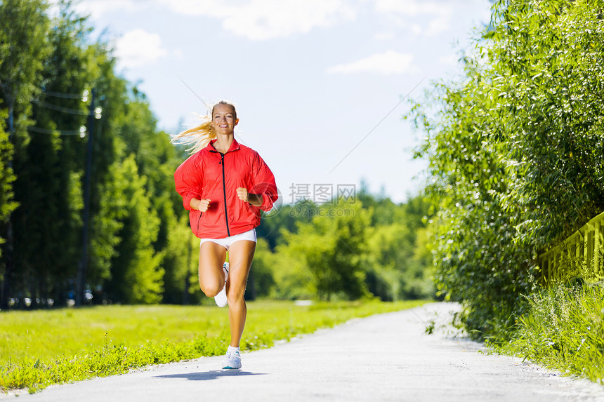 运动女运动员自由重量女性闲暇公园赛车手训练冒险森林赛跑者图片