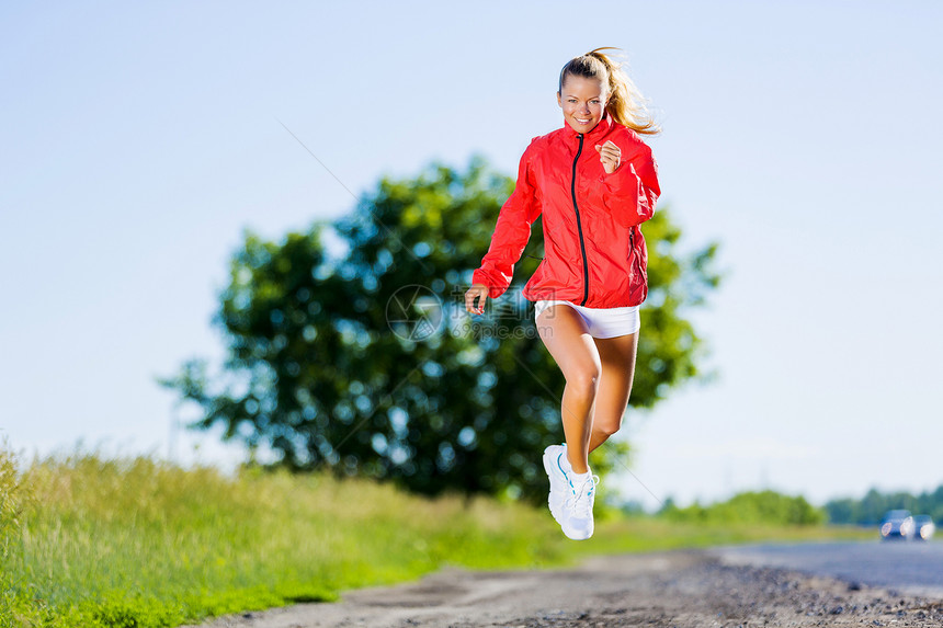 运动女运动员女孩闲暇赛车手越野森林重量自由红色赛跑者训练图片
