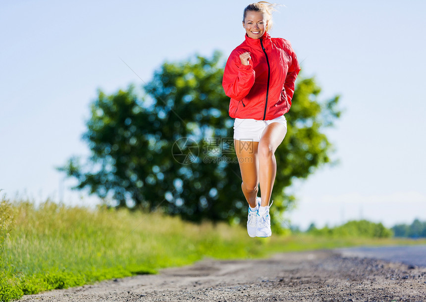 运动女运动员重量冒险女孩赛跑者农村公园森林跑步女性身体图片